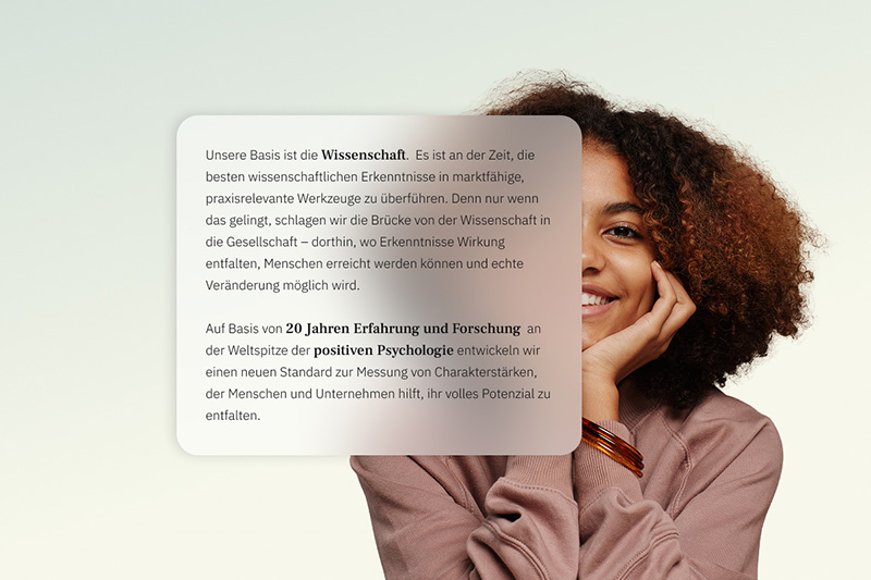 Clyos Keyvisual erstellt von Atelier Türke Lächelnde Frau vor hellem Hintergrund, teilweise verdeckt von einer Textfläche zur wissenschaftlichen Basis und langjährigen Forschung von Clyos.