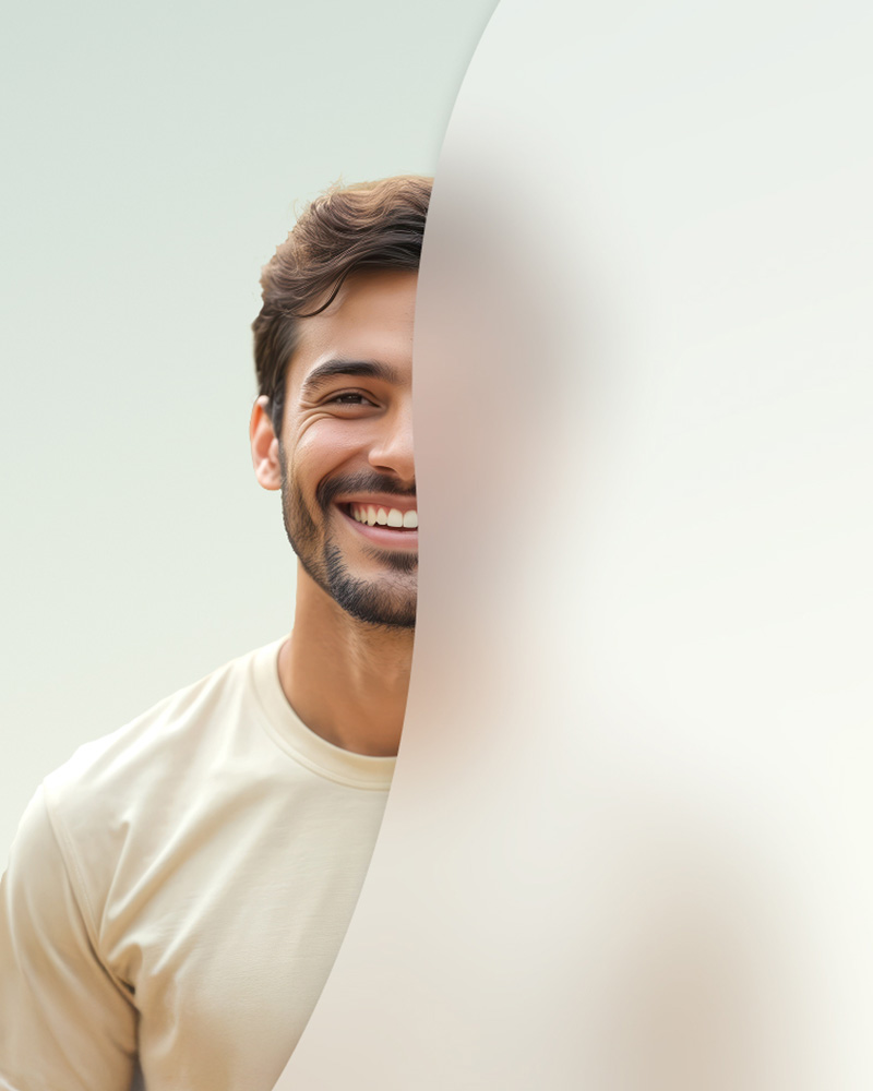 Clyos Keyvisual erstellt von Atelier Türke Halbes Porträt eines lächelnden Mannes, dessen Gesicht teilweise von einer abstrakten, hellen Form verdeckt wird. Ein modernes Keyvisual mit reduziertem Design für den Kunden Clyos.