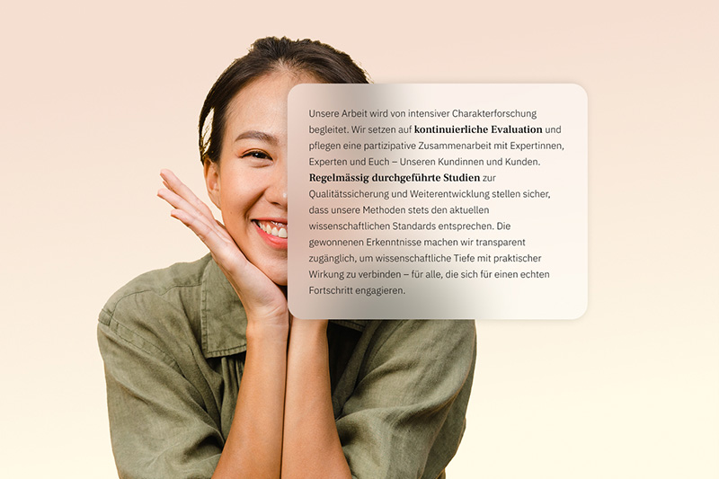 Clyos Keyvisual erstellt von Atelier Türke Lächelnde Frau vor hellem Hintergrund, teilweise überlagert von einer Textfläche mit inhaltlichen Aussagen zur Arbeit und Forschung von Clyos.