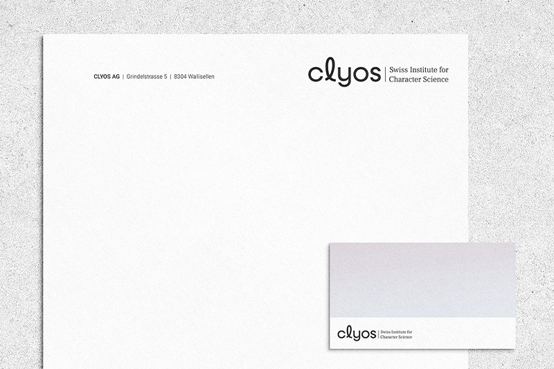 Clyos Keyvisual Geschäftsausstattung Brief Visitenkarten von Atelier Türke Briefbogen und Visitenkarte mit Clyos-Logo und reduziertem Corporate Design auf hellem Hintergrund.