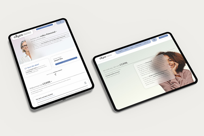 Clyos Landingpage Tablet Responsive-Ansicht Zwei Tablets (Hoch- und Querformat) zeigen die responsive Darstellung der Clyos-Website mit Landingpage-Inhalten und Keyvisuals.