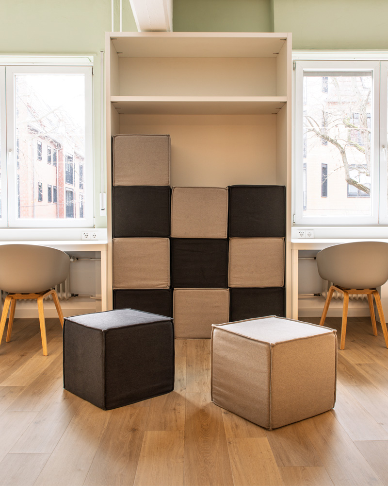 LMZ Kooperationsinsel Sitzwürfel Atelier Türke Flexible Sitzwürfel als modulare Kooperationsinsel in hellem Raum mit Arbeitsplätzen. Ein durchdachtes Nutzungskonzept und Innenarchitektur von Atelier Türke.
