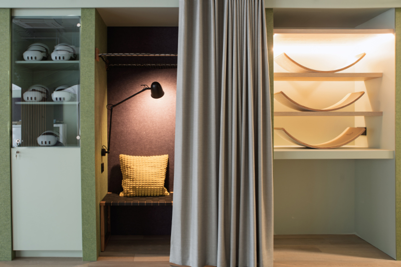 LMZ Neues Lernen Nische Atelier Türke Rückzugsnische mit Vorhang, Sitzplatz und integrierten Regalen sowie Technikaufbewahrung. Ein durchdachtes Raumkonzept und funktionale Gestaltung von Atelier Türke.