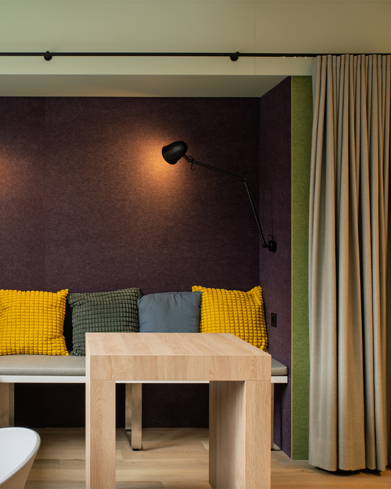 LMZ Nische Atelier Türke Gemütliche Sitznische mit Polsterbank, Kissen und integrierter Beleuchtung, atmosphärisches Raumkonzept und Innenarchitektur von Atelier Türke gestaltet.