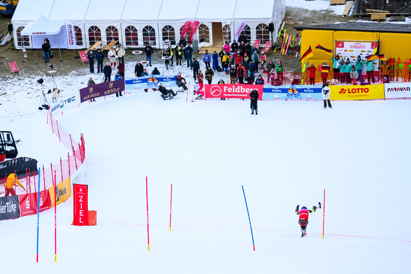 Para-Weltcup Feldberg Organisation Zelt Sponsoren Atelier Türke Überblick über den Zielbereich mit Branding, Zelten und Sponsorenflächen beim FIS Para Weltcup. Ganzheitliches Eventkonzept von Atelier Türke umgesetzt