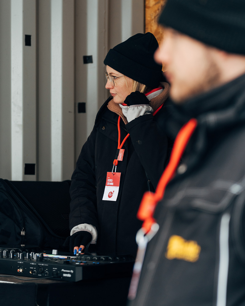 Para-Weltcup Feldberg Technik Atelier Türke Technik- und DJ-Team im Einsatz hinter den Kulissen des FIS Para Weltcups. Professionelle Umsetzung und Betreuung der Eventtechnik durch Atelier Türke.