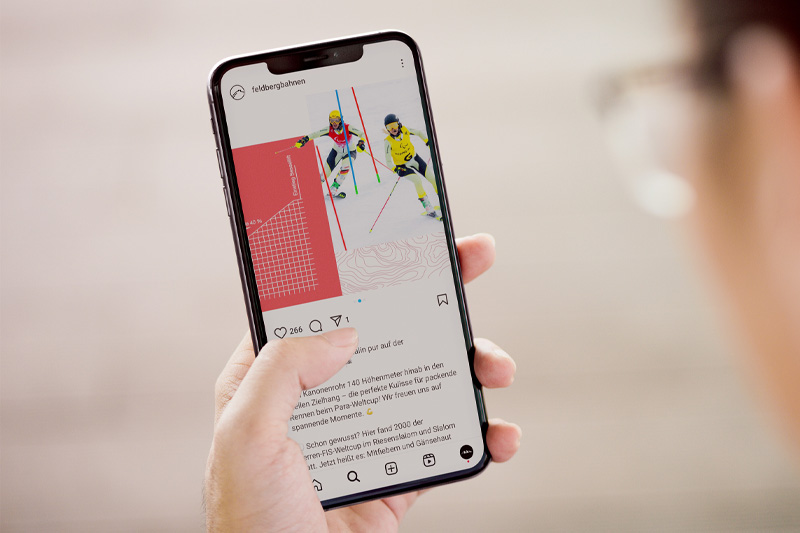 Para-Weltcup Feldberg Mockup Instagram Social Media Atelier Türke Smartphone mit Social-Media-Post zum FIS Para Weltcup. Kanalübergreifendes Kampagnenkonzept und Content-Design entwickelt von Atelier Türke