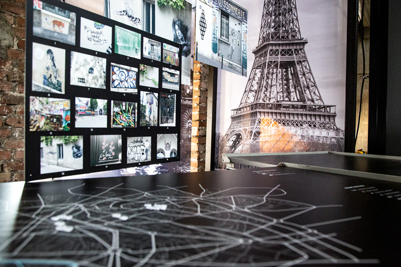 Revolte Impressionen Ausstellung Atelier Türke Ausstellungsfläche mit Collagen, Street-Art-Motiven und grafischen Elementen schafft eine vielschichtige visuelle Inszenierung und ist Teil des kreativen Raumkonzepts Revolte von Atelier Türke.