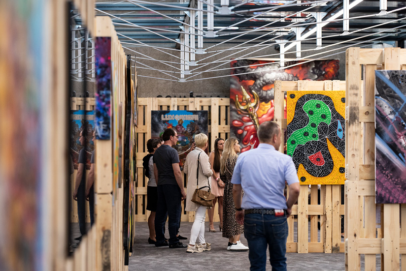 Revolte Impressionen Ausstellungsdesign Kreativraum Schwelhalle Atelier Türke Besucher bewegen sich durch eine modulare Ausstellungsstruktur mit vielfältigen Urban-Art-Werken und erleben die offene Rauminszenierung des Projekts Revolte. Konzipiert von Atelier Türke.
