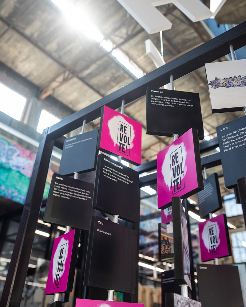Revolte Impressionen Infokarten Kreativraum Schwelhalle Atelier Türke Grafische Elemente und Informationstafeln im modularen Ausstellungssystem vermitteln Inhalte zur Urban Art und sind Teil der durchdachten Szenografie im Projekt Revolte von Atelier Türke.