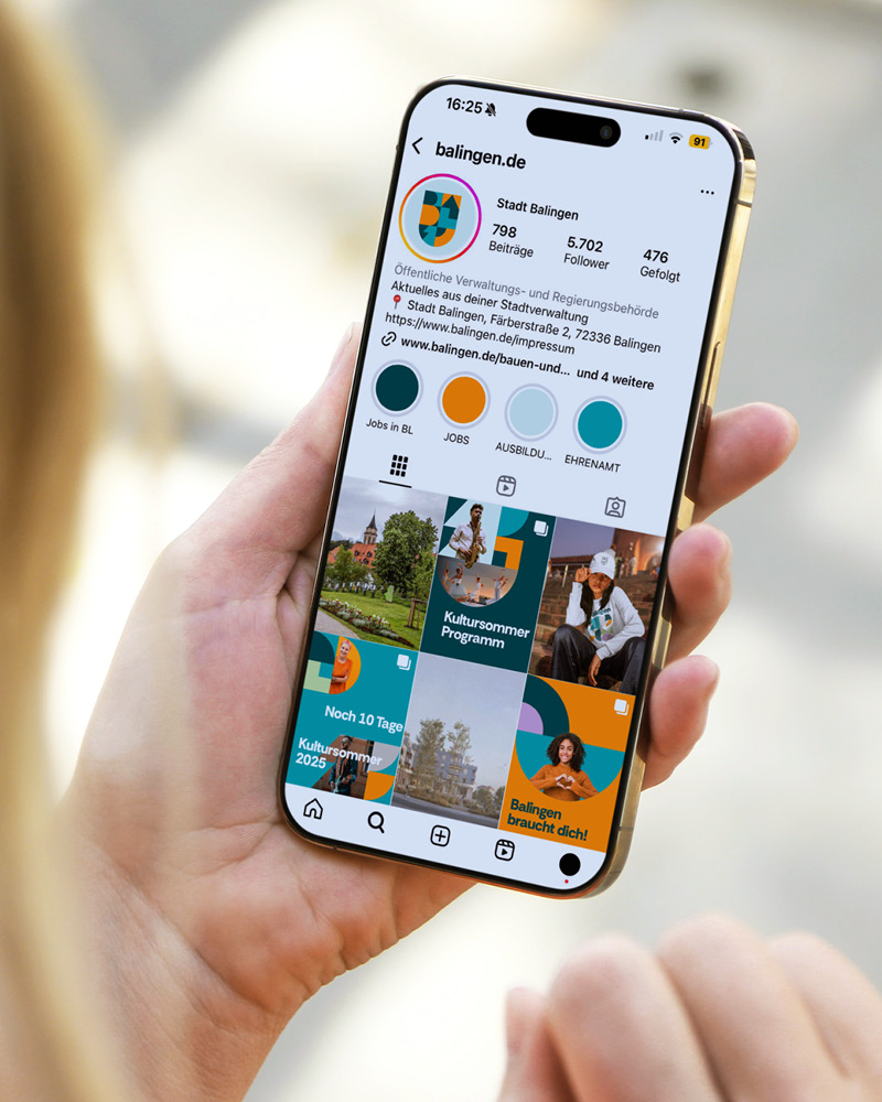 Balingen neues Design Instagram Account Atelier Türke Smartphone mit Instagram-Auftritt der Stadt Balingen im neuen Corporate Design. Entwickelt von Atelier Türke für eine konsistente und digitale Markenkommunikation.