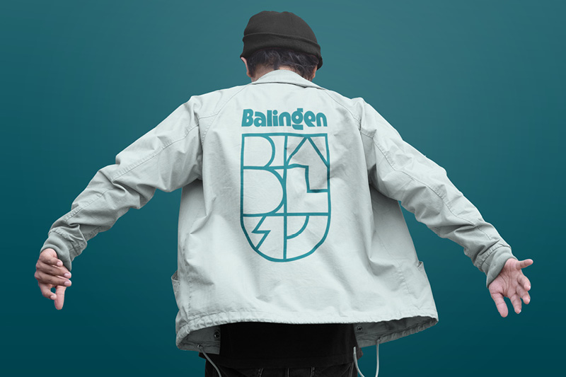 Balingen neues Design Merch Jacke Atelier Türke Person mit einer Jacke im Balingen Corporate Design mit Rückenprint. Das von Atelier Türke designte Logo dient hier für eine moderne und identitätsstiftende Markenanwendung.